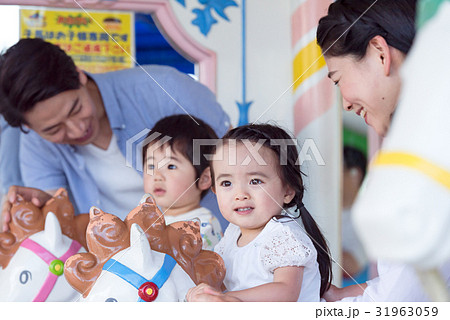 4人家族、家族旅行、テーマパーク、遊園地 31963059