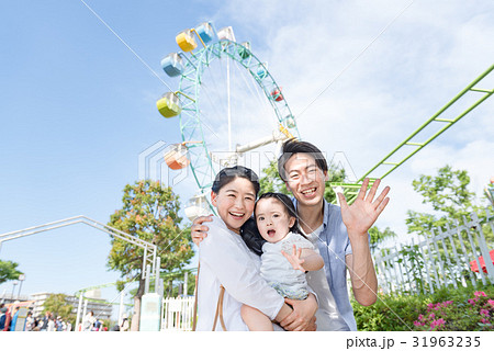 3人家族 家族旅行 テーマパーク 遊園地の写真素材 3人家族 家族旅行 テーマパーク 遊園地の写真素材