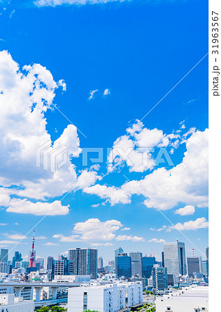 《東京都》白い雲と都市風景《初夏》 31963567