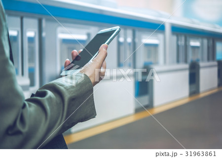 スマホ［背景美術セットを利用（架空の電車/駅）］ 31963861