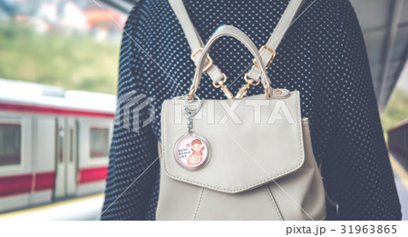 妊婦さん［背景美術セットを利用（架空の電車/駅）］ 31963865