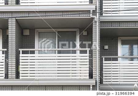 住宅　ワンルームマンションのバルコニー　イメージ　スリット　アルミ製　目隠し 31966394