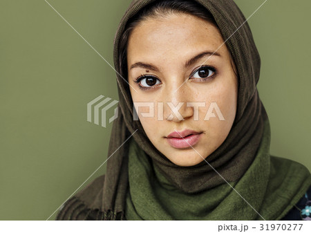 Woman standing and posing for photoshoot close up Woman standing and posing for photoshoot close up 31970277