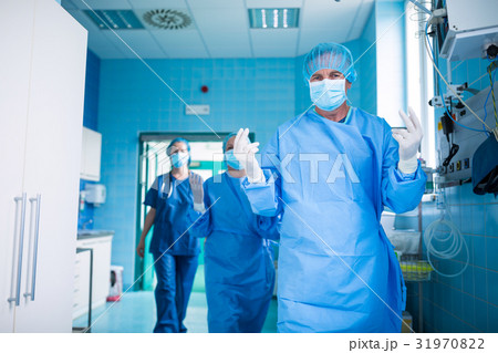 Surgeon walking in operation room Surgeon walking in operation room 31970822