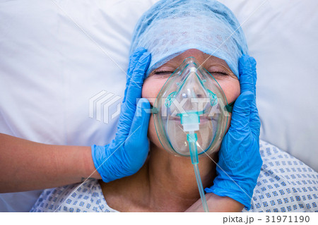 Nurse examining a patient Nurse examining a patient 31971190