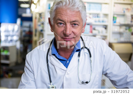 Pharmacist in lab coat 31972052