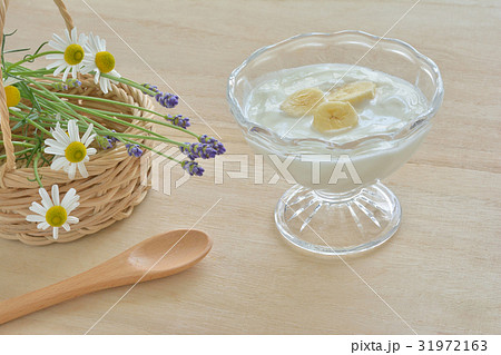 ヨーグルト　バナナ　木目背景 31972163