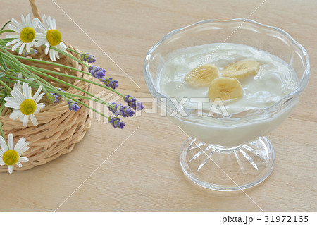 ヨーグルト　バナナ　木目背景 31972165