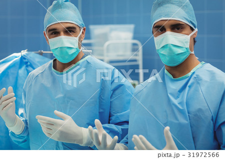Portrait of male surgeons preparing for operation in operation room 31972566