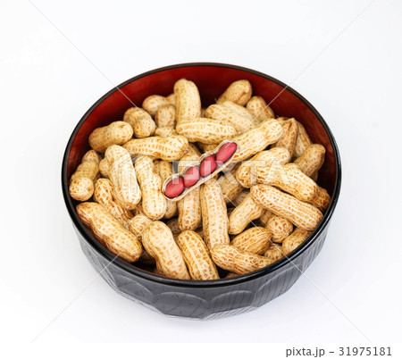 red peanuts in bowl 31975181