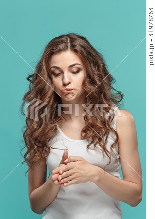 The young woman's portrait with thoughtful 31978763