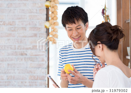 若い夫婦、カップル、キッチン 若い夫婦、カップル、キッチン 31979302