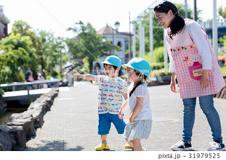 保育園、幼稚園、遠足、テーマパーク、遊園地 31979525