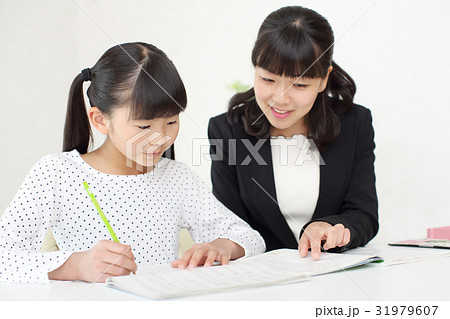 勉強をする生徒 31979607