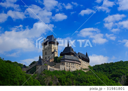 Gothic royal castle Karlstejn in green forest 31981801
