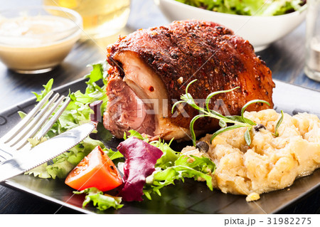 Pork knuckle with fried sauerkraut Pork knuckle with fried sauerkraut 31982275