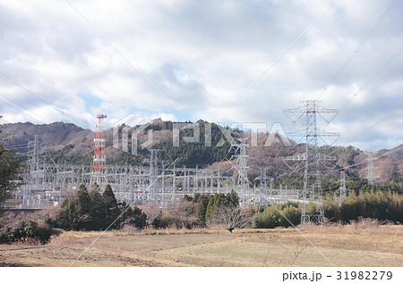 福島県富岡町に建設された福島第一、第二原発からの高圧送電を首都圏へ送電している新福島変電所 福島県富岡町に建設された福島第一、第二原発からの高圧送電を首都圏へ送電している新福島変電所 31982279