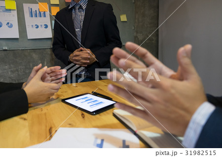 Great presentation! Group of business people 31982515