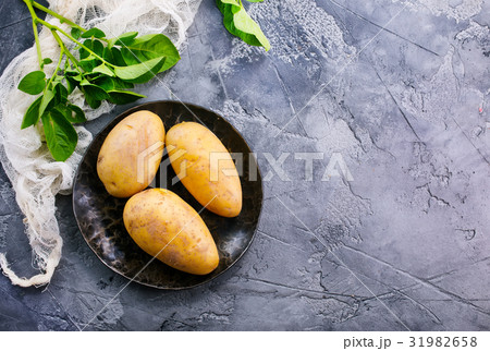 raw potato raw potato 31982658