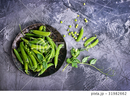 green peas green peas 31982662