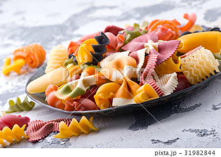 raw pasta 31982844