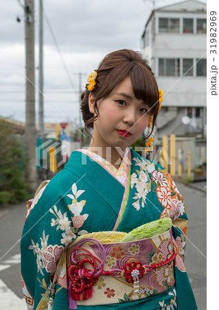 振袖を着た女性 振袖を着た女性 31982969