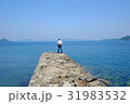 海辺に佇む男性 31983532