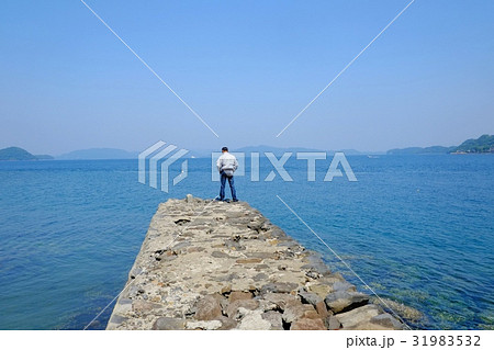 海辺に佇む男性 海辺に佇む男性 31983532