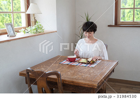 若い女性 食事 若い女性 食事 31984530
