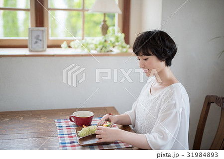 若い女性　食事 31984893