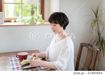 若い女性 食事 若い女性 食事 31984894