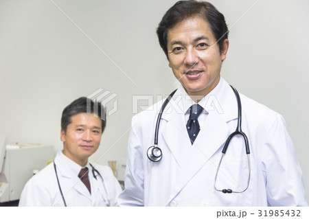 笑顔で撮影に応じる同期の医師 笑顔で撮影に応じる同期の医師 31985432
