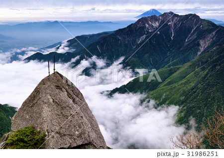 黒戸尾根から見る富士と鳳凰三山 31986251