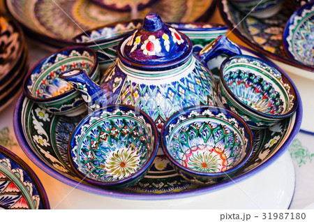 Small bowls and teapot with oriental-style pattern 31987180