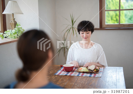 女性ライフスタイル　食事 31987201