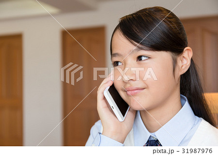 電話をする女子中学生イメージ 31987976