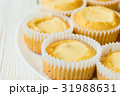 Vanilla muffins filling with custard cream 31988631