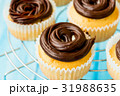 Delicious cupcakes with pastry cream filling  31988635