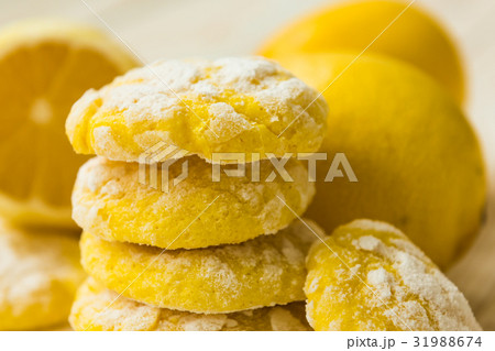 Sweet lemon cookies with powdered sugar 31988674