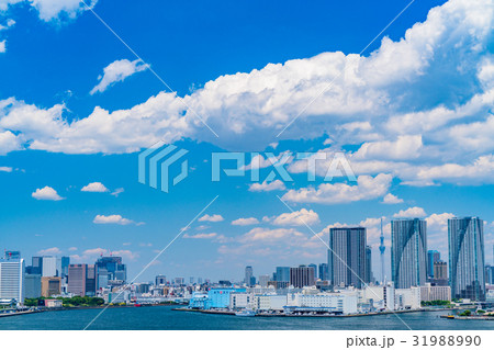 《東京都》白い雲と都市風景《初夏》 31988990