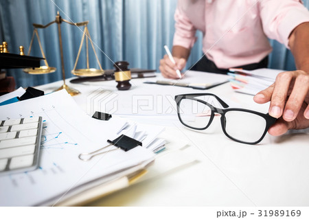 Business man discussing very seriously workplace Business man discussing very seriously workplace 31989169