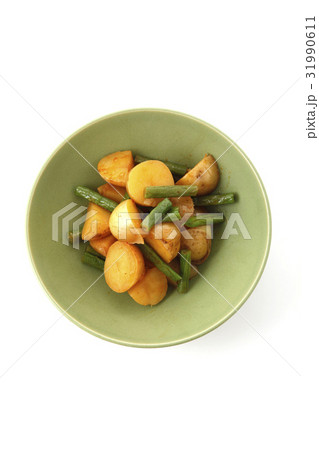 新ジャガとインゲン豆の煮もの豆板醤いり俯瞰縦位置 31990611