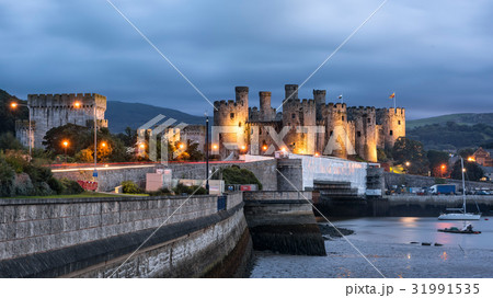 Evening view of Conwy castle in North Wales 31991535