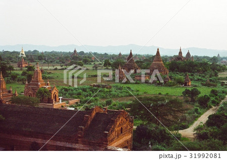 平原に林立するパゴダ群(バガン/ミャンマー) 平原に林立するパゴダ群(バガン/ミャンマー) 31992081