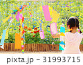 七夕飾りを見る子ども 31993715