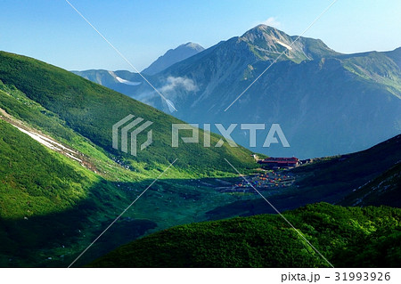 弓折岳稜線から望む鷲羽岳・水晶岳と双六小屋 31993926