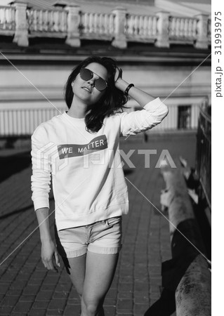 Young girl on the city street 31993975