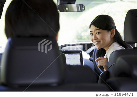 ビジネス 運転手 ドライバー 秘書 社長 女性 役員 車 車内 移動 ビジネスマンの写真素材 ビジネス 運転手 ドライバー 秘書 社長 女性 役員 車 車内 移動 ビジネスマンの写真素材