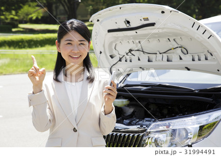 車　故障　ロードサービス　スマホ　トラブル　自動車　ビジネス　運転　女性　ビジネスマン 31994491