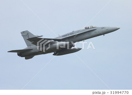 飛行する米海兵隊のF-18Cホーネット戦闘攻撃機 飛行する米海兵隊のF-18Cホーネット戦闘攻撃機 31994770